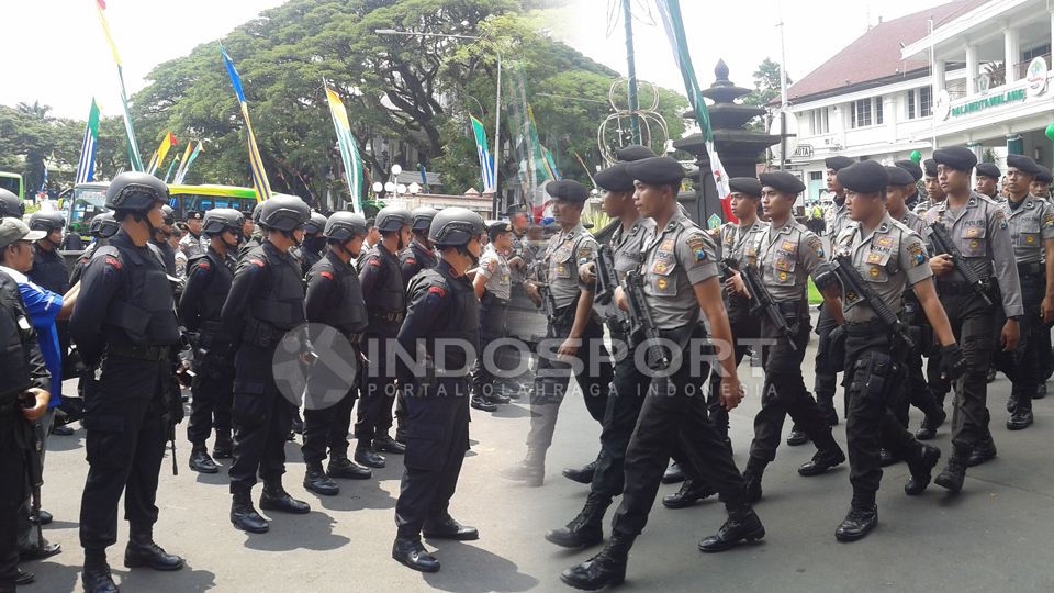 Ratusan Polisi Polres Malang Kawal Keberangkatan Aremania Ke Jakarta Copyright: &copy; Ian Setiawan/INDOSPORT